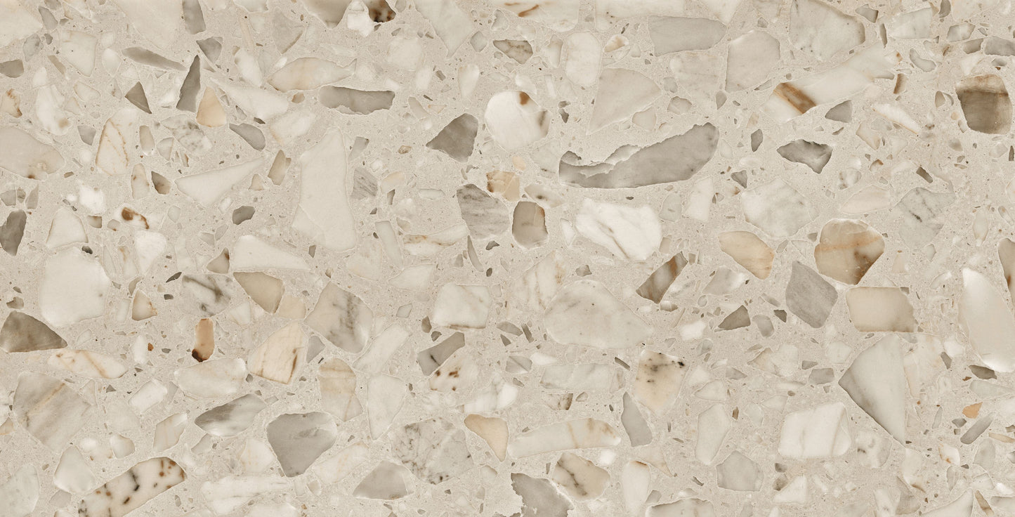 Matinės beige plytelės su subtiliu blizgesiu, R9 neslidumas, akmens masė.