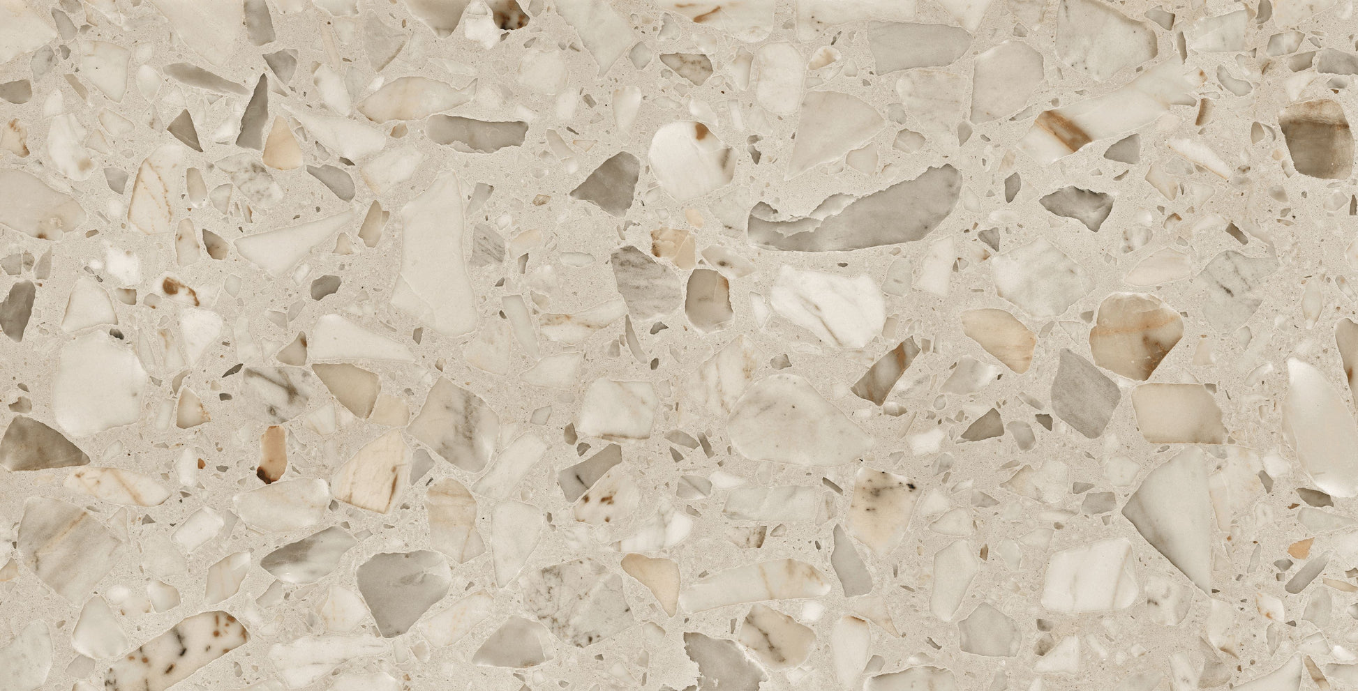 Matinės beige plytelės su subtiliu blizgesiu, R9 neslidumas, akmens masė.