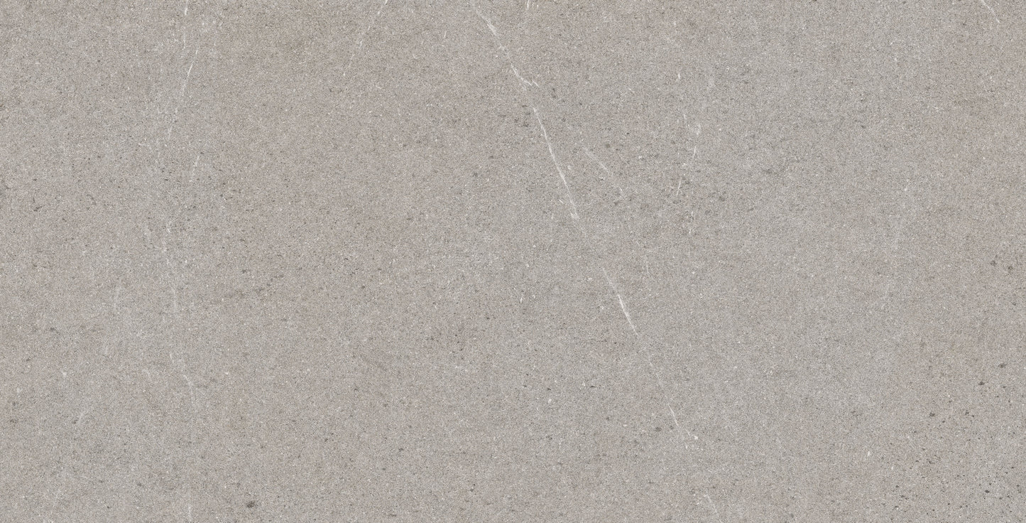 Matinio paviršiaus pilkos plytelės lauko ir vidaus erdvėms.