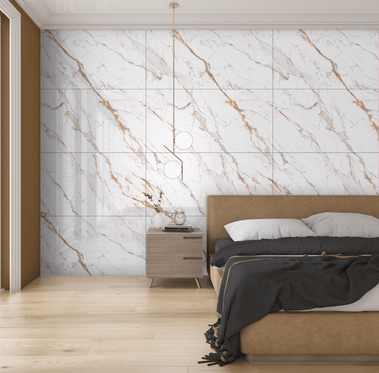 Baltos poliruotos akmens masės plytelės su pilkais ir auksiniais raštais.