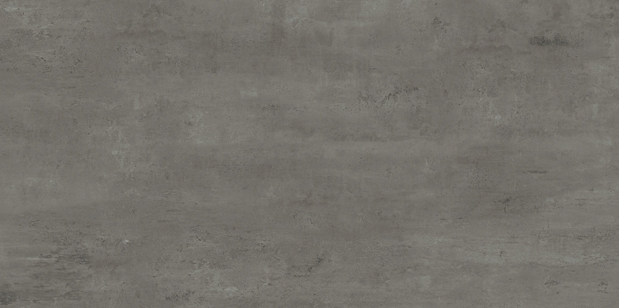 Tamsios, pilkos spalvos, akmens masės matinės grindų plytelės, atsparios šalčiui ir karščiui.