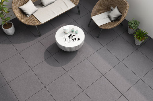 Tamsios spalvos akmens masės fullbody plytelės vidaus ir lauko zonoms.