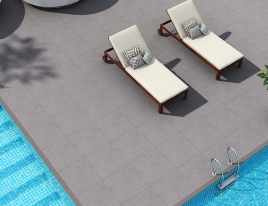 Pilkos fullbody struktūros akmens masės plytelės intensyvioms zonoms.