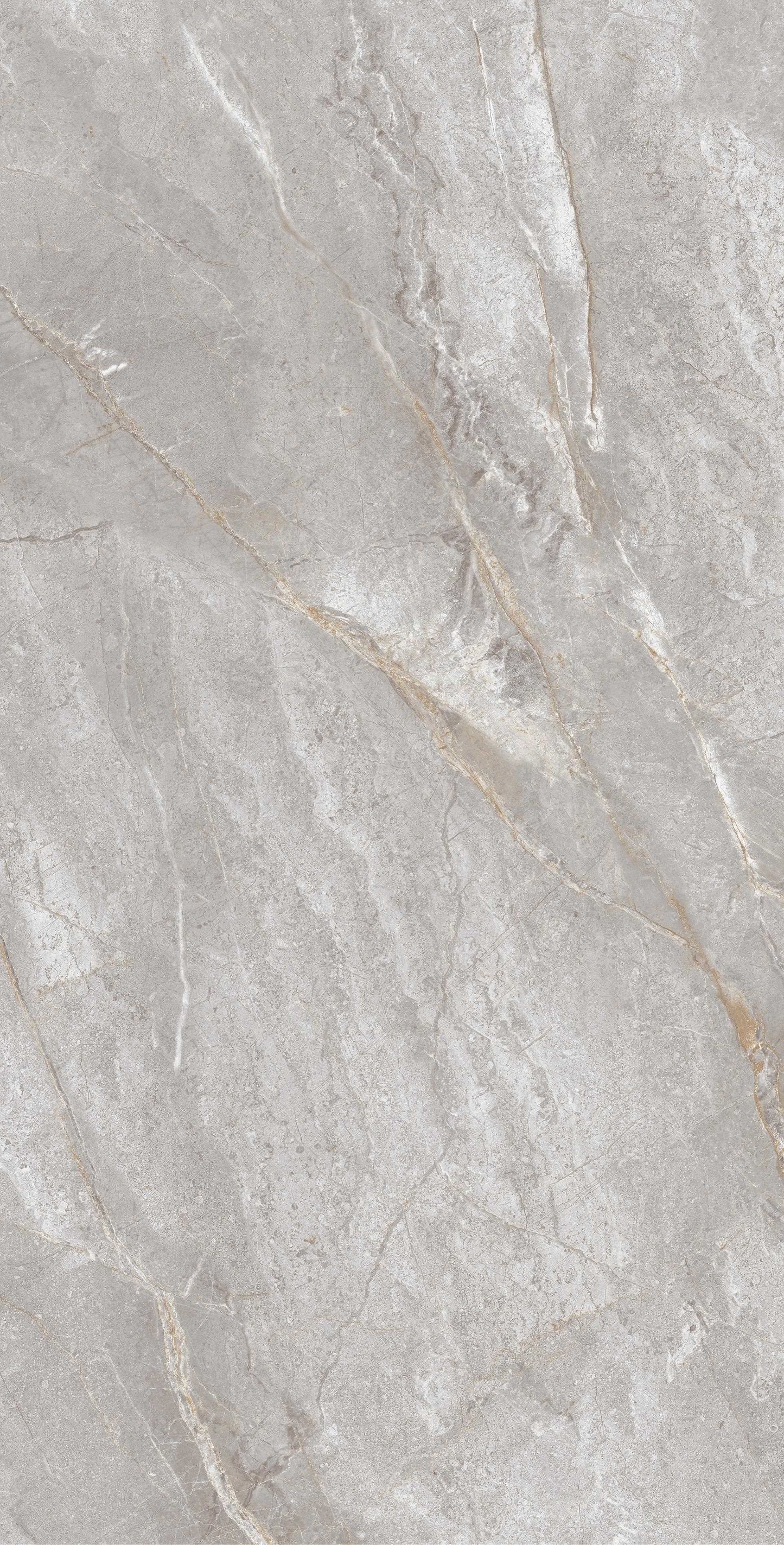 Pilka, su tamsiais ir šviesiais raštais, oliruotos akmens masės plytelė, atsparios tiek karščiui, tiek šalčiui, tinka vidaus ir lauko naudojimui.