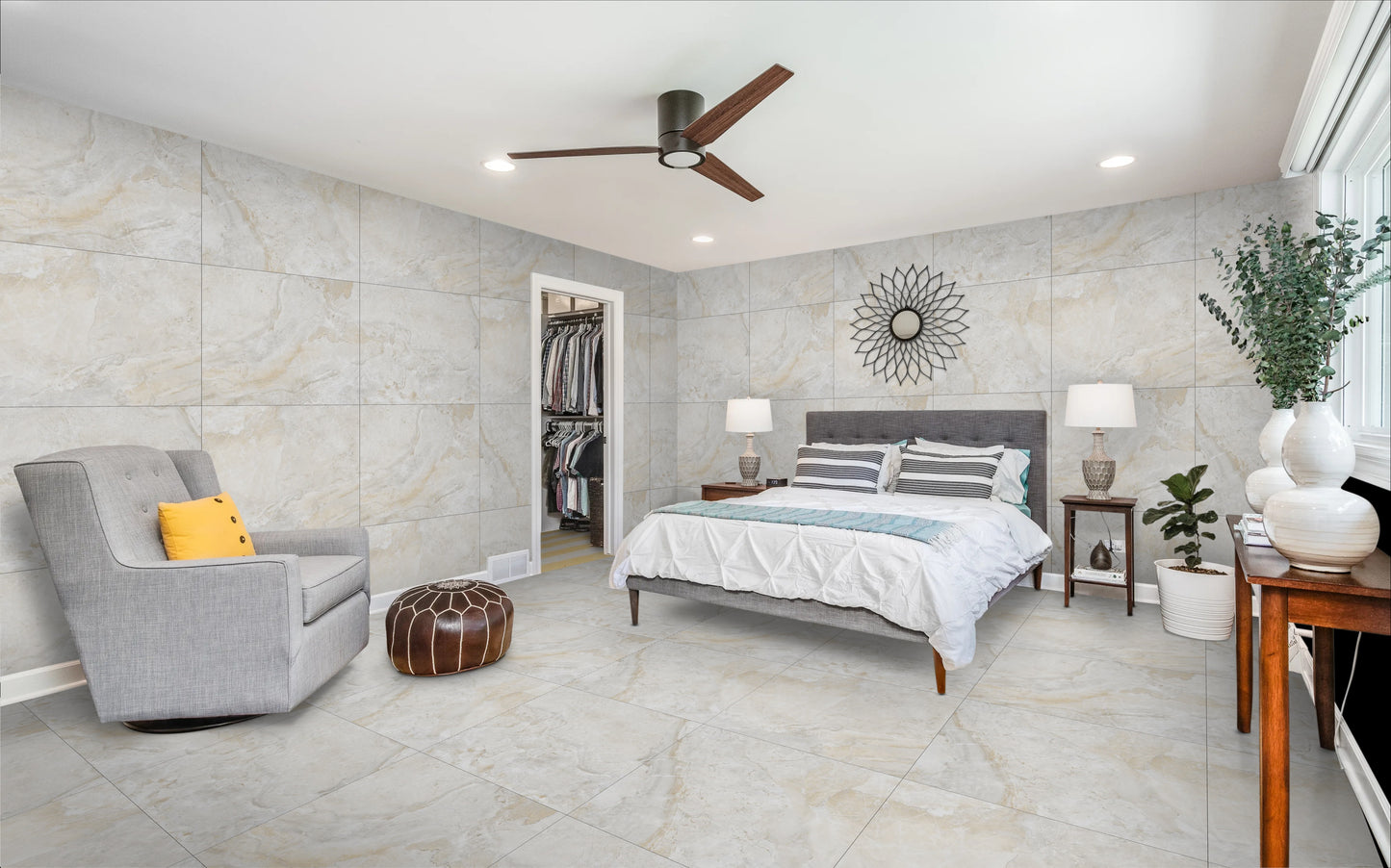 Baltos perlo spalvos matinės akmens masės plytelės su aukso detalėmis, R9 neslidžios.