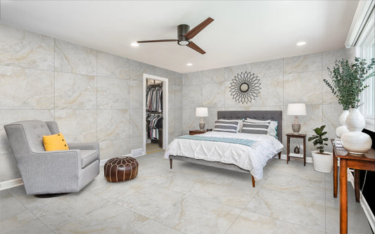 Baltos perlo spalvos matinės akmens masės plytelės su aukso detalėmis, R9 neslidžios.