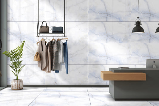 Poliruotos akmens masės plytelės, baltos spalvos, su pilkais ir melsvais raštais, tinka vidaus ir lauko grindims.