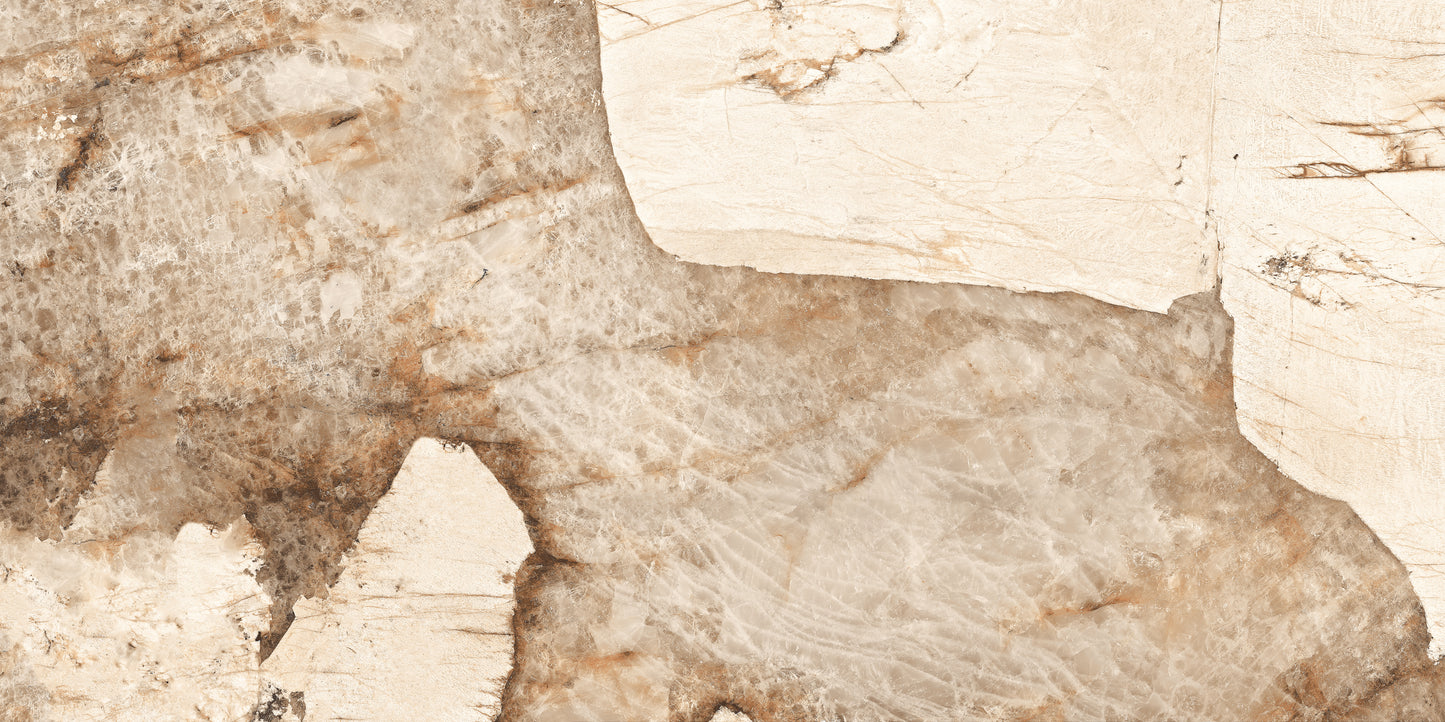 Kreminė poliruota plytelė su subtiliais beige ir aukso spalvos ornamentais