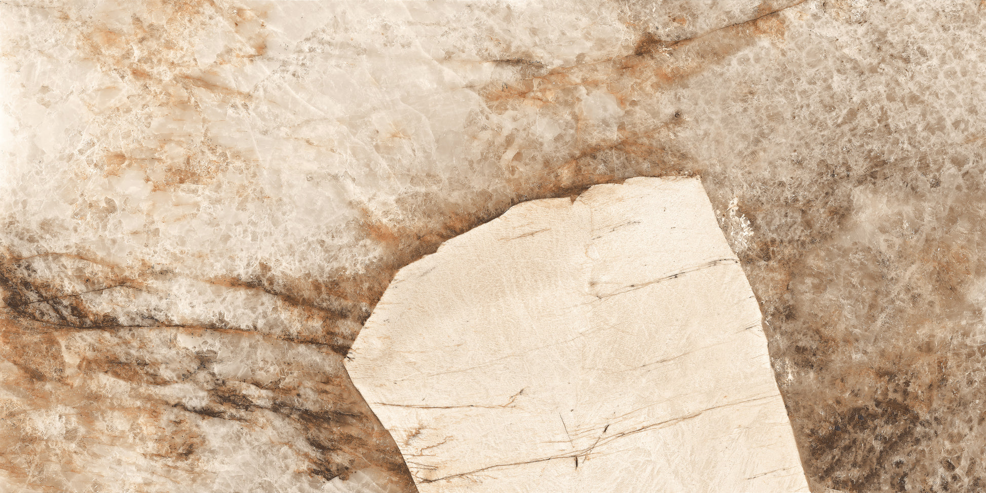 60×120 formato plytelė su blizgiu paviršiumi ir dekoratyviais aukso akcentais