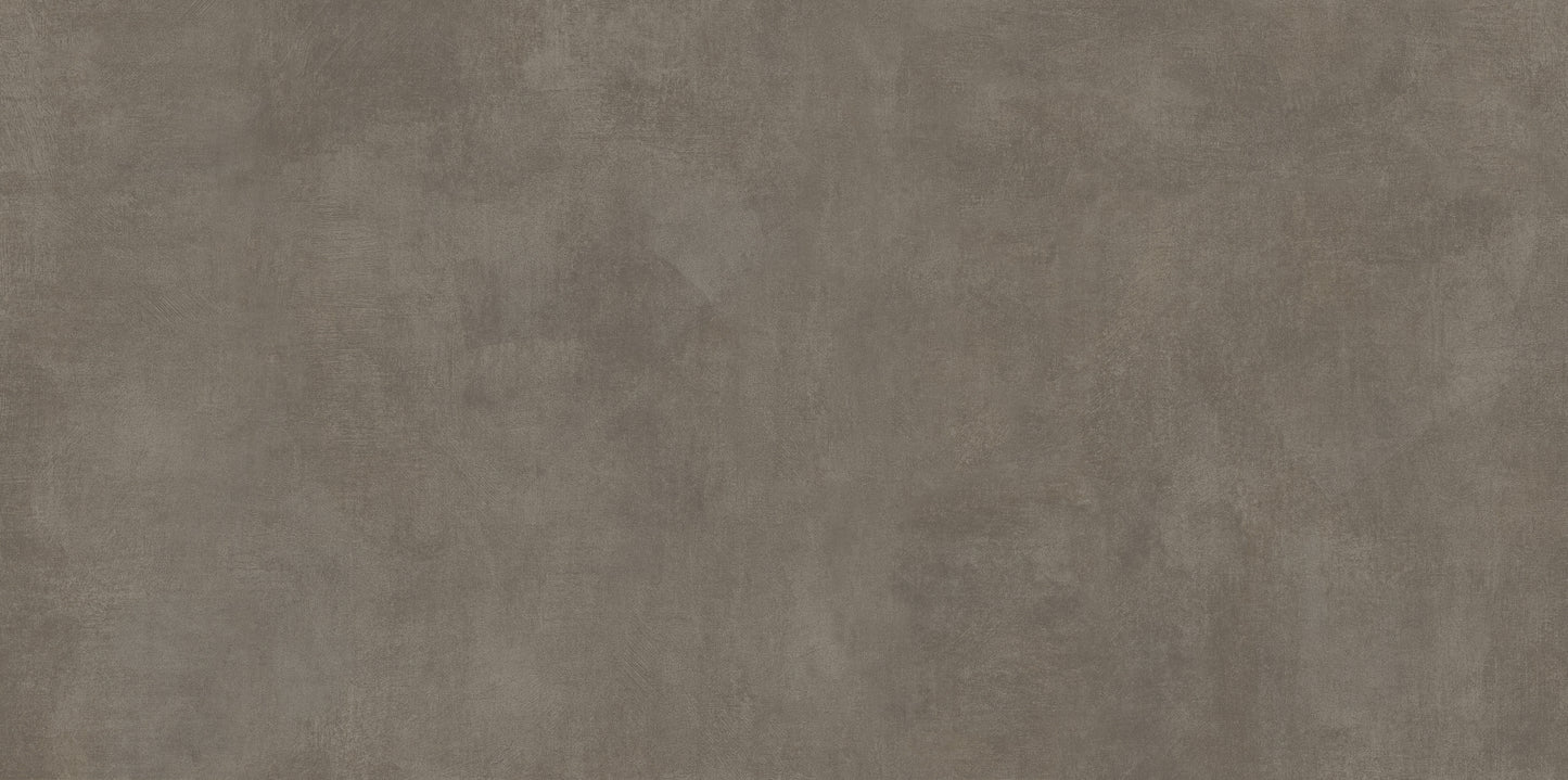 Matinės akmens masės plytelės, pritaikytos naudojimui lauke ir patalpose, pilkos spalvos.