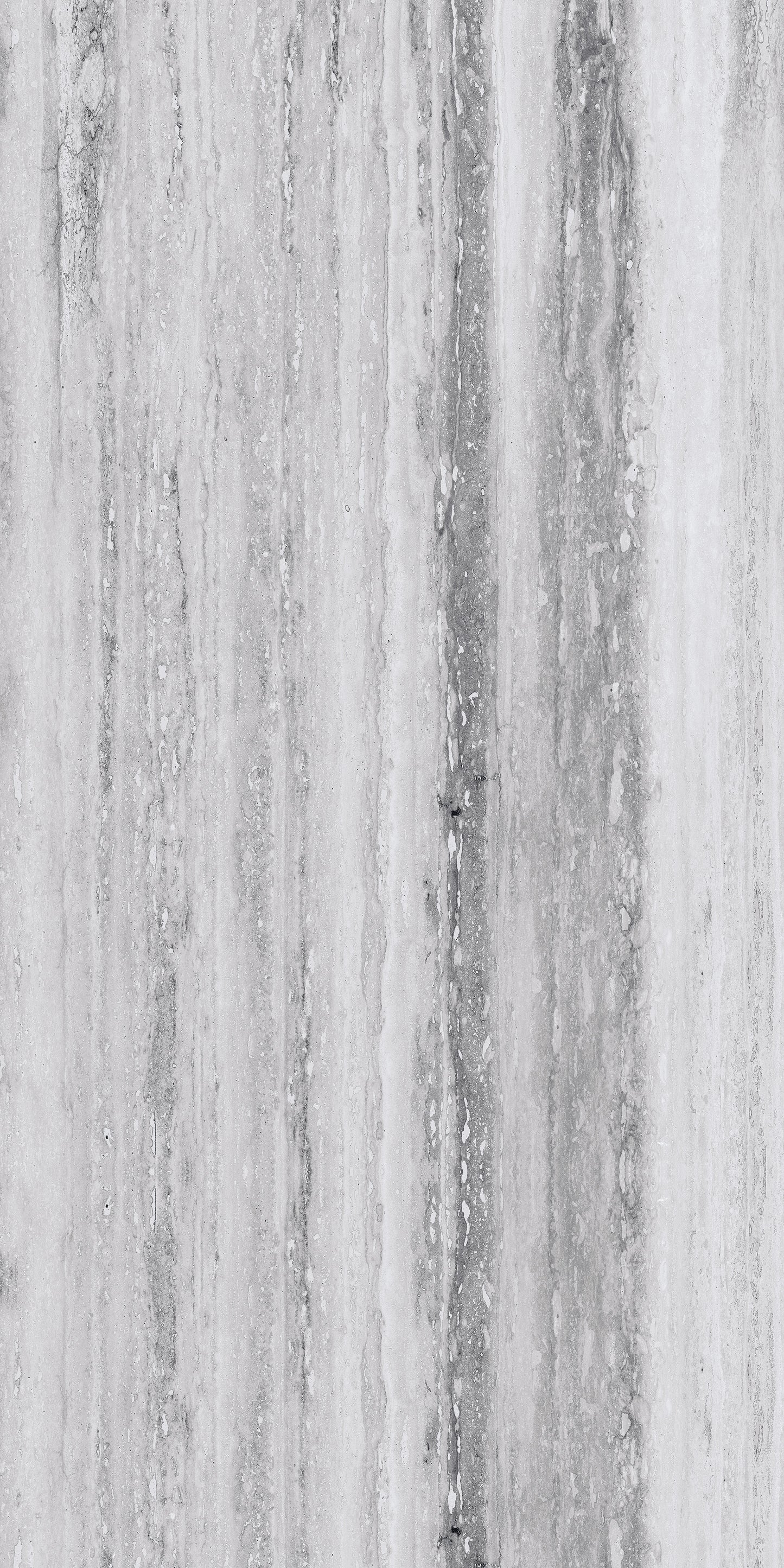 Šaltai pilkos grindų plytelės iš akmens masės, atsparios aplinkos sąlygoms.